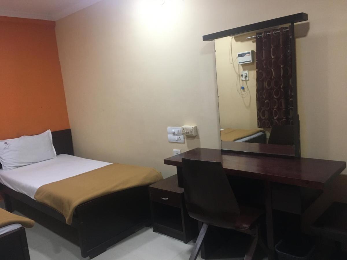 Delmon Residency Hotel Madras Buitenkant foto